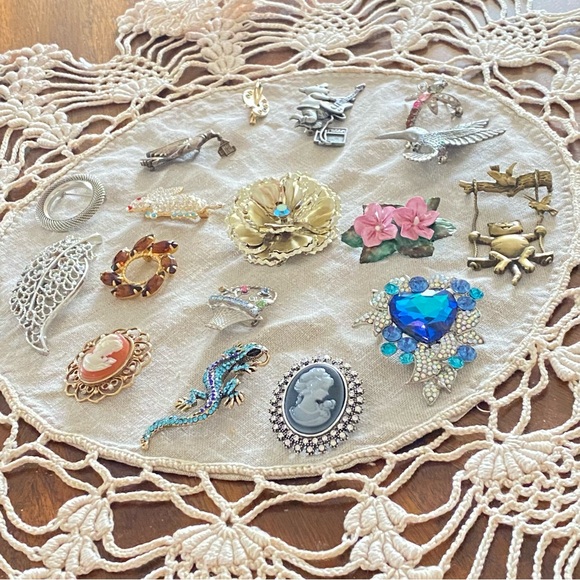 Brooch lot of 17 for $25. Vintage to now. 2 signed by JJ. Others unbranded - Picture 2 of 6